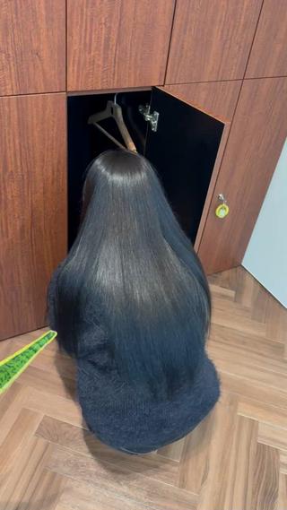 ブルーブラックにしたお客様
光に当たるとほんのり青みがありとても綺麗です
髪質改善トリートメントで髪の毛も柔らかくなりサラサラになっております ·͜·