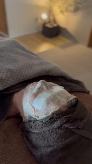 パック中はヘッドマッサージでリラックス 