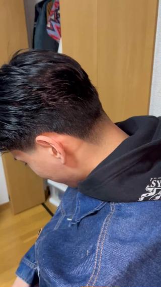 トップはラフにセンターパートで裾周りはテーパーフェードで引き締まった印象に！ 