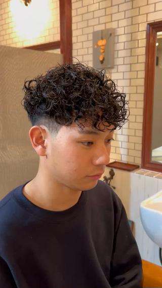 スペインカールのスキンフェードです！

ガラッと印象変えたい、さっぱり刈り上げたい方にもおすすめです！ 