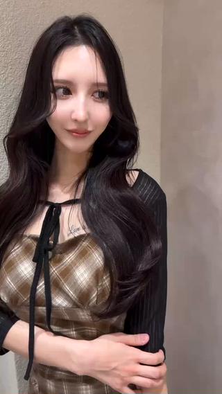 韓国風ヘアは顔まわりのレイヤーやくびれシルエットで、自然に小顔見えが叶うのが魅力。巻いたときにふんわり動きが出て、抜け感たっぷりな今っぽいスタイルに仕上がります。前髪やおくれ毛とのバランスも大切で、ナチュラルなのにしっかり垢抜け。ストレートでもまとまりやすく、毎日のスタイリングも楽ちんです!