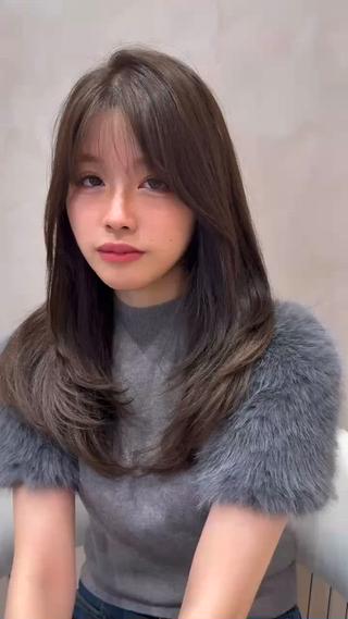 韓国風ヘアは顔まわりのレイヤーやくびれシルエットで、自然に小顔見えが叶うのが魅力。巻いたときにふんわり動きが出て、抜け感たっぷりな今っぽいスタイルに仕上がります。前髪やおくれ毛とのバランスも大切で、ナチュラルなのにしっかり垢抜け。ストレートでもまとまりやすく、毎日のスタイリングも楽ちんです!