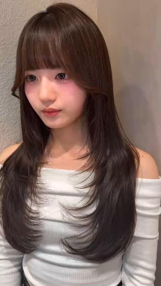 韓国風ヘアは顔まわりのレイヤーやくびれシルエットで、自然に小顔見えが叶うのが魅力。巻いたときにふんわり動きが出て、抜け感たっぷりな今っぽいスタイルに仕上がります。前髪やおくれ毛とのバランスも大切で、ナチュラルなのにしっかり垢抜け。ストレートでもまとまりやすく、毎日のスタイリングも楽ちんです!