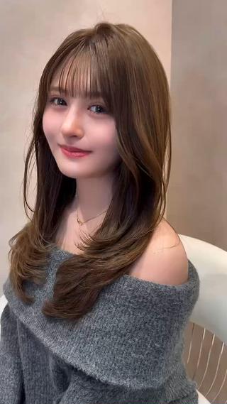 韓国風ヘアは顔まわりのレイヤーやくびれシルエットで、自然に小顔見えが叶うのが魅力。巻いたときにふんわり動きが出て、抜け感たっぷりな今っぽいスタイルに仕上がります。前髪やおくれ毛とのバランスも大切で、ナチュラルなのにしっかり垢抜け。ストレートでもまとまりやすく、毎日のスタイリングも楽ちんです!