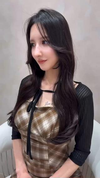 韓国風ヘアは顔まわりのレイヤーやくびれシルエットで、自然に小顔見えが叶うのが魅力。巻いたときにふんわり動きが出て、抜け感たっぷりな今っぽいスタイルに仕上がります。前髪やおくれ毛とのバランスも大切で、ナチュラルなのにしっかり垢抜け。ストレートでもまとまりやすく、毎日のスタイリングも楽ちんです!