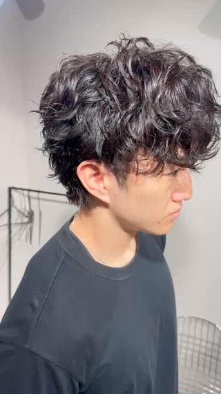 全体に細かめでしっかりしたカール感
前髪も下ろしつつ束感を出していて、ラフで無造作な印象

•	サイドやバックは膨らまないように毛量を調整して、シルエットがキレイに収まっている

似合うポイント
•	ボリュームを出したい方
•	カジュアルで少しワイルドな雰囲気を演出したい方
•	スタイリングに動きをつけたい方

ワックスやムースを使ってツヤを出すと束感が強調され、ドライなスタイリングをするとナチュラルで抜け感のある印象になります。
 