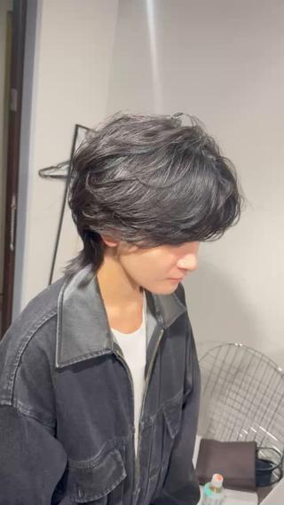 顔周りはコットンパーマ
艶のある仕上がりが可能です！

当日予約可能

表参道・青山エリアでメンズから人気の
「カット＋フェザーパーマ」
髪質や骨格に合わせて丁寧にカットし、柔らかい動きと抜け感をつくるニュアンスパーマで、毎朝のセットが楽になります。

直毛で動きが出にくい方や、スタイリングがすぐ崩れてしまう方にもおすすめ。カットとパーマのバランスで清潔感のあるスタイルに仕上げます。

「似合う髪型が分からない」そんな方も歓迎です。

メンズカットが得意なスタイリストが担当
流行のフェザーパーマで自然な毛流れ
学生から社会人まで幅広く対応

ご予約はお早めにどうぞ！ 