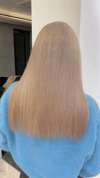 ハイトーンミルクティー
Loob.TOKYOでご用意しているケアブリーチは通常のブリーチで起きてしまう髪の毛へのダメージを約94パーセントカットしてくれます
髪の毛に枝毛や切れ毛を起こさずにブリーチできる最高の回数は2、3回と言われていますがケアブリーチを使用して一回一回に起こるダメージを最小限に抑えることで髪の毛が耐えられるブリーチの回数も増やすことができます
なくなることなく蓄積していく髪の毛のダメージは少しでもダメージレスで施術してあげることが大切です
そして透明感のあるカラーに必須なのが【イルミナカラー】。
イルミナカラーは通常のカラー剤に比べて配合されている赤みや茶色味の成分が少ないです。
そのためカラーリングの際も透明感が出ることはもちろん、褪色時にオレンジや茶色が出ることも防ぐことができるので次のカラーの際に影響が出づらいという良い点もあります
カラーリングのメニューに(プラス1600円)でイルミナカラーに変更することができるので、興味のある方はお気軽に担当スタイリストにご相談ください
#池袋美容室#韓国ヘア#韓国カラー#韓国風ヘア #ハイトーンカラー #ハイトーンミルクティー#ミルクティーベージュ #ミルクティーカラー#ケアブリーチ#イルミナカラー#ピンクカラー