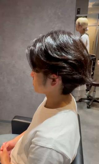 「真っ直ぐすぎるのはイヤ」
「でもクセや広がりは抑えたい」
そんな男性のための“曲がる縮毛矯正”。

まっすぐすぎない自然な毛流れで、
乾かすだけでも毛先に動きが出るのが特徴です。
湿気の多い日でも扱いやすく、
毎朝のスタイリングが格段にラクになります。

自然な仕上がりにこだわる方はぜひ一度ご相談ください！ 