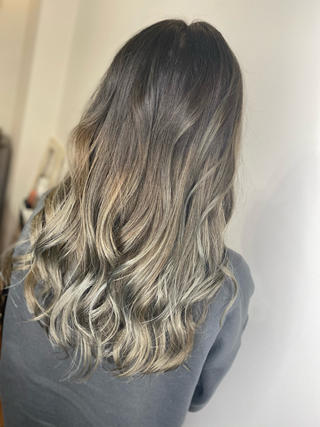 ブリーチ履歴があるため明るくはなりますが、黒髪スタートはブリーチ回数が必要です。
ハイダメージの方は髪が断毛したりするので徐々に明るくする事をおすすめします♪ 