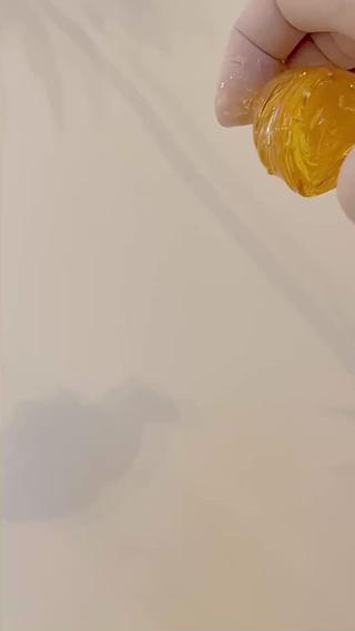 ハンドテクニック

こちらの、
お水とお砂糖とレモンだけを煮詰めたペーストを
いかに、自分の手と一体化したかのように、
上手にコントロールできているかで、
切れ毛にならない、肌に負担が掛からないような技術を持っているかで、
はじめてお肌に優しいシュガーリングが実現します。
とっても奥が深く難しいシュガーリングは経験と技術がないと、ワックス脱毛よりもお肌に負担がかかって
必要な角質を取ってしまい数日間もヒリヒリしてしまったり、青タンにもなってしまったり、切れ毛が多くなってしまったりするんです。
ナチュピでのシュガーリングの技術はお任せください︎ 