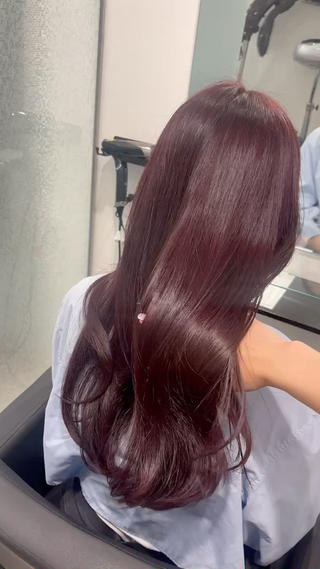 ワンカラーで叶う寒色に寄りすぎないチェリーレッド
トリートメントも併用してツヤ感up