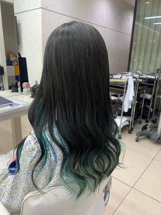 インナーカラー

ディズニーのアリエルの世界をイメージしました！

もともと1年ぶりのブリーチ、過去に数回のブリーチ、縮毛矯正履歴あり、ホームカラーありの複雑な履歴のお方

寒色が好きで、ちょっとカラーにあきてきてやりたい色がみつからないとのことでしたので、今までやったことのない色で私のお任せでやらさせていただきました！

※料金の方は昼間であれば変わってきますので、やってみたい方は要相談になります！

#インナーカラー
#裾カラー
#アリエル
#ターコイズブルー
#エメラルドグリーン 