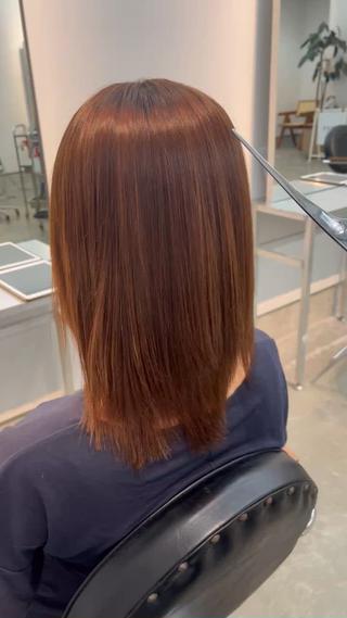 ハイライトが入っており癖毛のお客様もこのようにツヤツヤで綺麗に仕上げております！
 