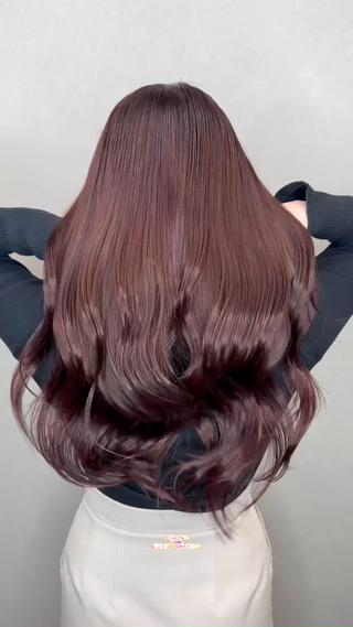 派手じゃない。
でも一瞬で「綺麗」って分かる髪。

1.繰り返すカラーでパサつく
2.赤み・黄みが気になる
3.大人っぽい艶が欲しい

そんな方のための
GLT髪質改善カラー

ブリーチなしでも
内側から発光する艶
柔らかい透明感
色落ちまで計算した上品カラー

「年齢と一緒に、髪もアップデートしたい」
そう思ったら、今がタイミング
当日予約OK 