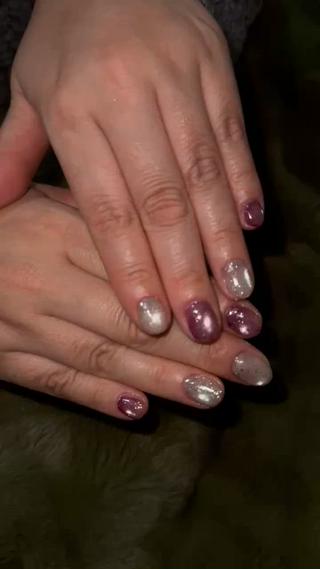 マグネットネイル特有の指先を動かした時の光はほんっとに目を引いてカワイイです、、、
まだやった事ない方は是非!お任せ下さい