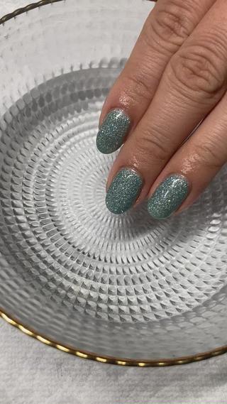 ライトの温かさで、シルバーのお爪が、お水に入れて、パープルに変化気温や、手の温かさによって、変化する不思議なジェル 