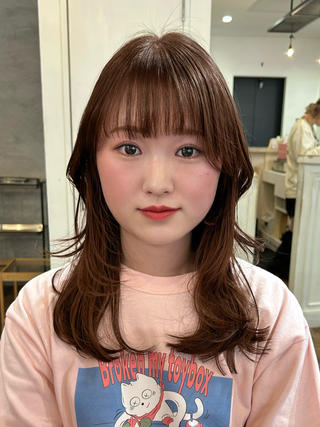 顔周りにレイヤーを入れることで
より華やかになってくれます
お客様のライフスタイルに合わせて
スタイルをご提案させて頂きます 