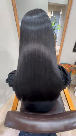 「鏡のような艶髪で魅せる極上ストレート」
まるで鏡のように光を反射する艶やかなストレートヘア。しっとりとした滑らかな質感としなやかな動きが、上品で洗練された印象を与えます。髪質改善で叶えた極上のツヤ感は、触れるたびに満足感を感じられる美しい仕上がりです。
#艶髪 #ストレートヘア #髪質改善 #美髪ケア #サラサラヘア #ナチュラルヘア #ヘアケア #トリートメント #東京美容室 #美髪 #ロングヘア #ヘアスタイル #艶感