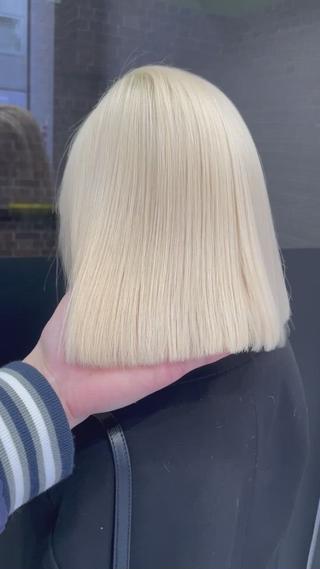 抜きっぱなしブロンド

#ブリーチ#カラー#ホワイトカラー#ハイトーン#ケアブリーチ#抜きっぱなし#ブロンド 