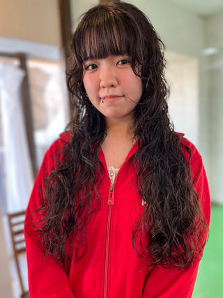 ロングパーマデザイン
顔周りにレイヤーににパーマかけることですごく可愛くなります
ぜひお試しください！ 