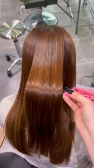 縮毛矯正でさらさらに
梅雨の季節が来る前にぜひお任せください♪ 