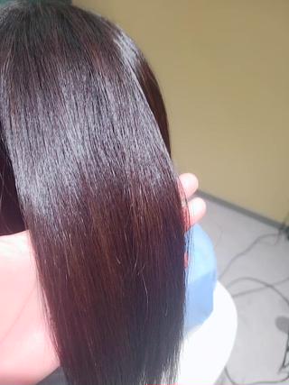 髪の内部補修をしっかり行い、自然なまとまりと艶を最大限に。
乾かすだけでこの仕上がりです
髪質・履歴に合わせたオーダーメイド施術で、やわらかく上品なツヤ髪へ。
艶の違い、感じていただけますか?