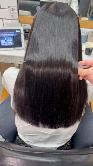 コテ巻きもできる柔らか美髪矯正とは？⠀
⠀
・まっすぐすぎない自然な仕上がり⠀
・手触りが柔らかく、ツヤが長持ち⠀
・ダメージを抑えて、コテで巻ける髪に⠀
・朝のスタイリングがぐっと楽に⠀
⠀
「矯正したのに柔らかい」⠀
「自然にまとまる艶髪になりたい」⠀
そんな方にぴったりの新感覚ストレートです 