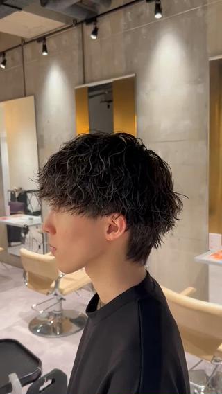 立体感のあるパーマとホワイトカラーのハイライトの相性抜群です 