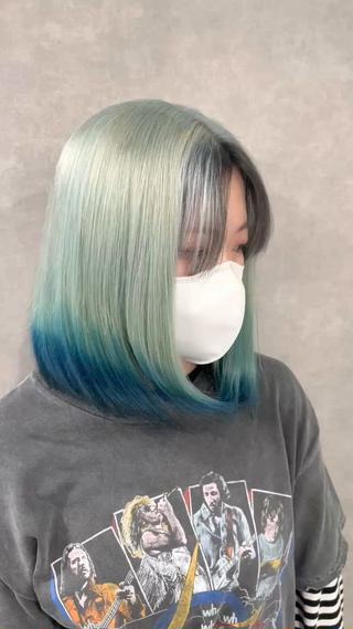 ホワイトミント×ブルーデザイン×ブラックヘム×ブラックインナーカラー

濃いめの暖色残留からホワイトカラーの寒色へ激的変化起こしました！
デザインカラー、ブリーチカラーお任せ下さい！ 