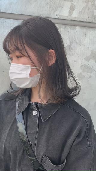 インナーを一度ブリーチして、そこに柔らかいラベンダーベージュを入れてます！
表面は暗めに赤みを抑えた透明感グレージュに 