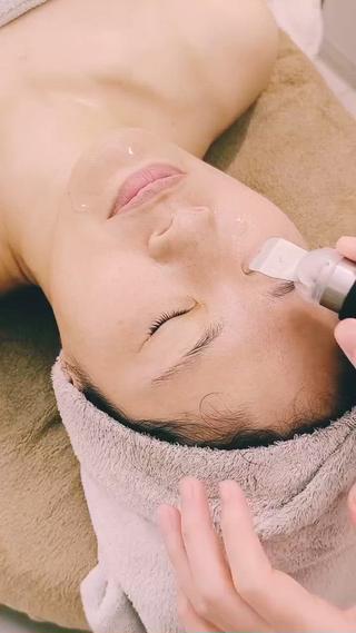 専用の機器による超音波振動と専用のクレンジングジェルの効果で、
普段落としきれないミクロの汚れまで取り除きつるつるスベスベ肌へ️

Ｔゾーンのザラつきや毛穴につまった黒ずみ・角栓を肌に負担なく溶かし出し、透明感のあるなめらかな肌へ導きます 
