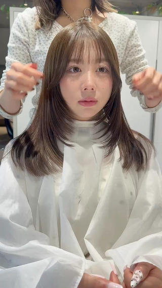 ミディアムのハイレイヤースタイル