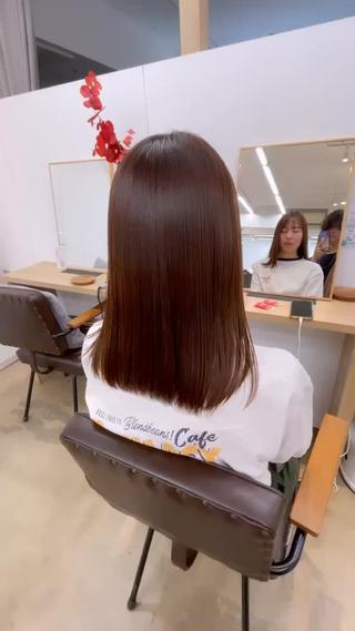 こんにちは！！
あつしです！【@atstshi_sand】

#ぱつっとボブ #巻ける縮毛矯正 の両方が得意な美容師です

一人一人のお悩みに対してしっかりカウンセリングしお客様の最幸のスタイルを全力で再現します

カット
︎こだわりのカットライン︎
︎乾かすだけでまとまるスタイル
︎扱いやすい質感調整
︎ショート、ミディアム、ロングの方も大歓迎です！
なんでもお任せください

自分で扱いやすいのはもちろん、
周りから目を惹くデザインにします

カラー
︎赤み、オレンジみ、黄ばみを消した仕上がり
︎お客様に似合わせたカラー
︎色持ちを考えた薬剤選定
︎透明感の出るカラー
︎ハイトーン、イヤリングカラー、インナーカラー、フェイスフレーミングなども大得意です

色で人の印象は変わります！
髪型とのバランス、肌の相性、
メイク、ファッションを見て似合うカラーリングにします

地毛風縮毛矯正
︎シャキーン！とならない柔らかいストレート
︎オイルをつけるだけで仕上がる
︎髪を痛めないダメージレスな薬剤選定
︎触りたくなるような美髪
︎巻ける縮毛矯正
︎ブリーチしてる方でも可能◎

ぜひ、僕にお任せください
あなたの『理想』を実現します

最後までご覧頂きありがとうございました！
・
・
・
美容室【sand Scene】
東京都渋谷区神宮前3丁目6-7 Dear神宮前2F
・
・
#髪質改善 #髪質改善縮毛矯正 #縮毛矯正 #表参道縮毛矯正 #ボブ #ボブスタイル #ミニボブ #前下がりボブ #表参道ボブ #ボブ表参道 #切りっぱなしボブ #縮毛矯正表参道 #表参道髪質改善 #髪質改善表参道 #縮毛矯正ボブ #地毛風ストレート #ぷつっとボブ #似合わせカット #バッサリカット #ばっさりカット #ハイトーンボブ #インナーカラー #イヤリングカラー #結べるボブ #内巻きボブ #韓国風ヘア #韓国風 #韓国風ボブ  