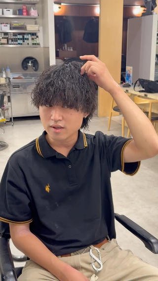 元々ハイライトを入れておりパーマの履歴がございましたが薬を塗り分けることによりチリつきを抑えこのように仕上げることができます！ 