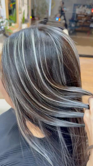 上品な細めオリジナルハイライト
細めハイライトは白髪もボケるのでファッション性と白髪ぼかし両方を可能にするオリジナルハイライトです 