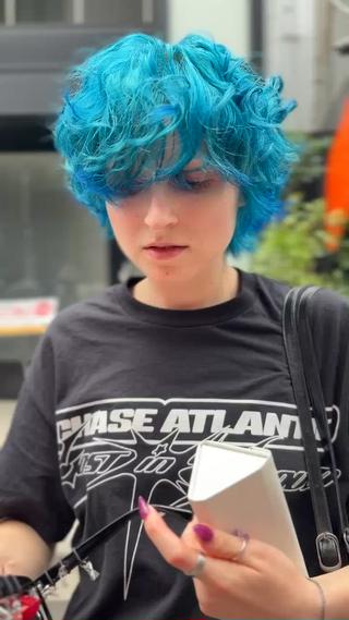 青色ベースに毛先少し濃い青入れてデザインカラー 