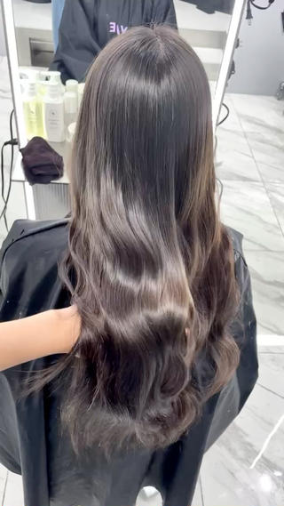 暗めグレー系カラーもブリーチすることで透明感を出すことが出来ます️ 