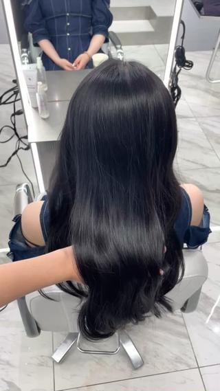 ブリーチで優しく抜いてあげることで透明感のあるブルーブラックに 