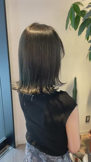 カーキアッシュ

夏で退色した髪に

この機会に秋に向けて艶カラーにしましょ 