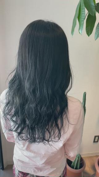 夏で退色した髪に︎

ブルーブラック

暗い中にも透け感があり柔らかく見えます 