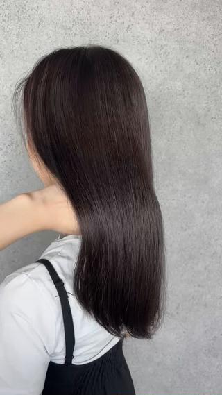 グレージュカラー
ダメージレスカラーと超音波トリートメントで透明感たっぷりのカラーに 