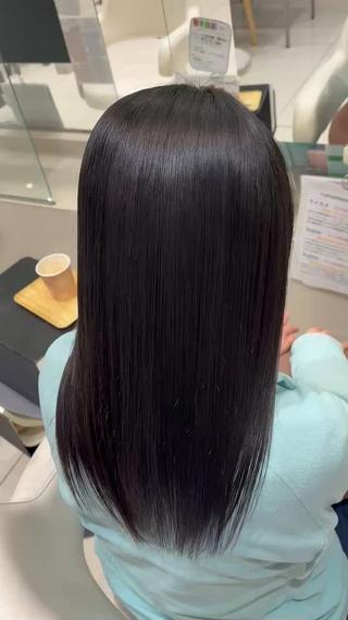 梅雨の時期が近づいて湿気によってクセやパサつきうねりが気になる方が多いと思いますそういったお悩みを梅雨に入る前までに解決しませんか？
少しでもうねりや根本クセ・広がりが気になる方はぜひ髪質改善ストレートしましょう♪ 