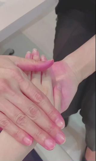 ハンドマッサージの後に、美白パック透明感UPでしっとり
 