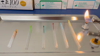 【おきゅうの紹介】
今、火をつけた方は約57度まで温度が上がります。
手前は炭化きゅうのため煙が出ません。約45〜49度まで温度が上がります。
両方ともモグサの下に台座が付いているため火が直接皮ふに触れることなく安心です!