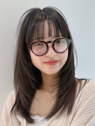 レイヤーの入れ方ひとつで、横顔や首元の見え方まで変わります。骨格に合わせてバランスを整え、自然に動くシルエットを作ることで、日常でも扱いやすいヘアに。カラーは光を透かすような透明感カラーで、ナチュラルなのに上品さのあるスタイルです。 