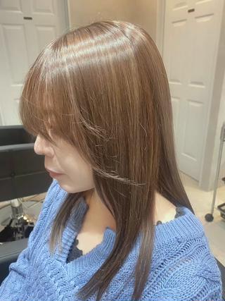 色落ちで明るく黄色味がかった髪を、明るさキープしながら艶のある透明感のあるくすみベージュカラーに仕上げました 