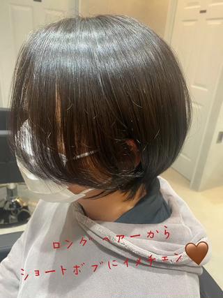 ロングヘアーをショートボブにバッサリイメチェンカット
カラーは最近オーダーの多い、こっくりまろやかショコラブラウンで艶々に 