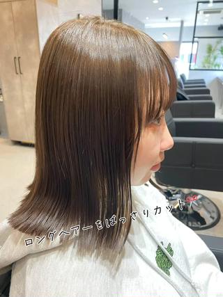 中学の頃から10年以上伸ばしていたロングヘアーを切りっぱなしミディアムにバッサリカット
カラーは透明感のある明るめモノトーンに 