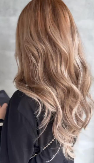 カラー な 茶のヘアスタイル